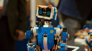 乐高在CES上推出可编程玩具Lego Boost